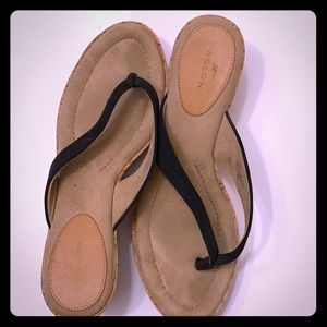 Caslon women’s sz 9.5m wedge sandal